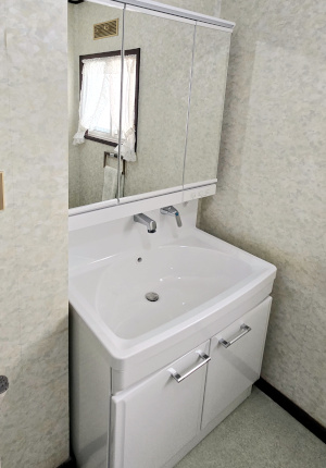 暑さの中でも丁寧に。ご満足いただける洗面台リフォームに！