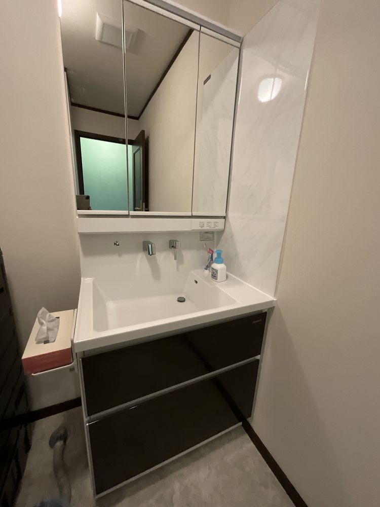 横浜市港南区 築27年戸建ての洗面をタカラスタンダード ファミーユで清潔・快適リフォーム