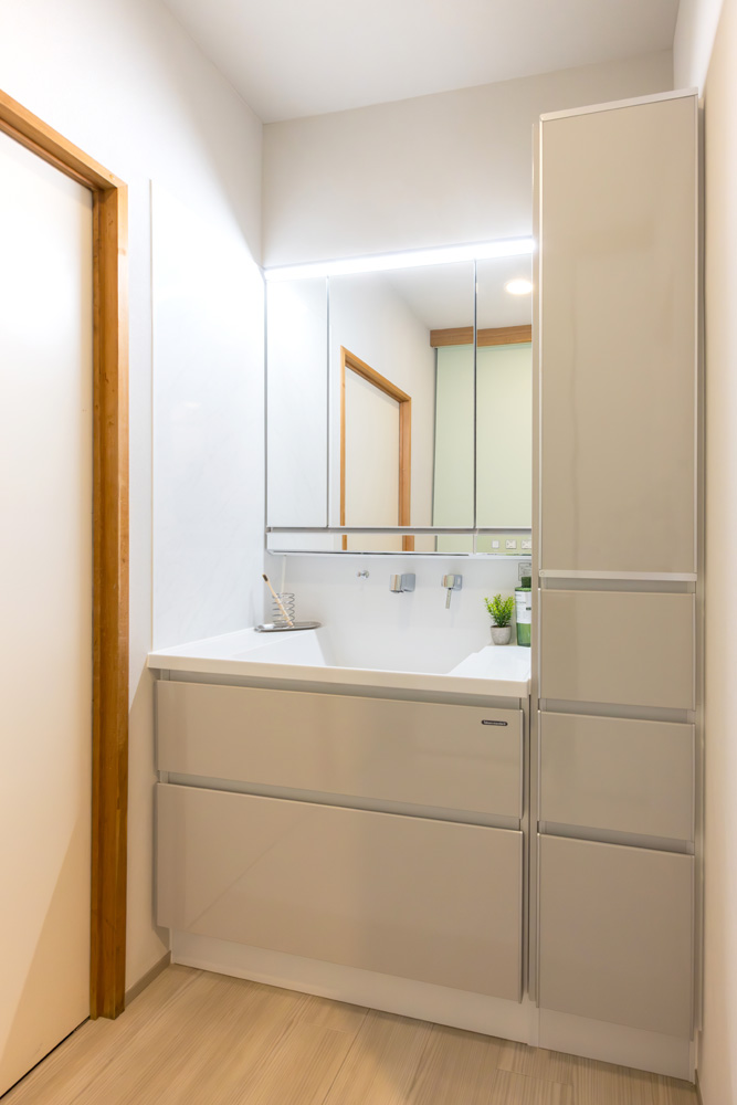 【横浜市神奈川区I様邸】ライトグレーが上品な洗面化粧台ファミーユ