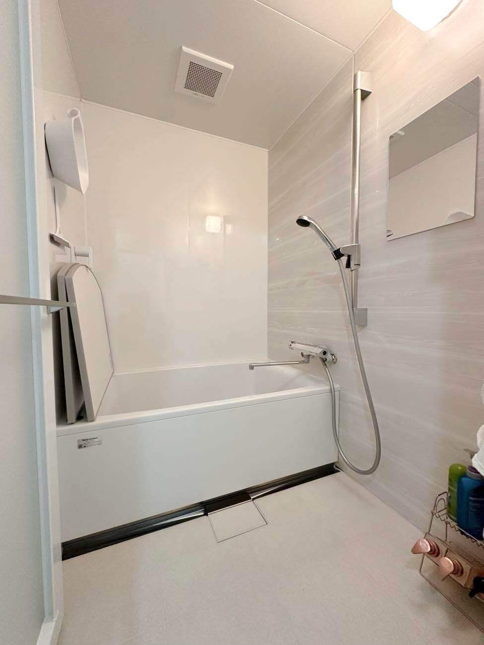 浮かせる収納でスッキリ。お手入れしやすい浴室リフォーム（横浜市旭区A様）